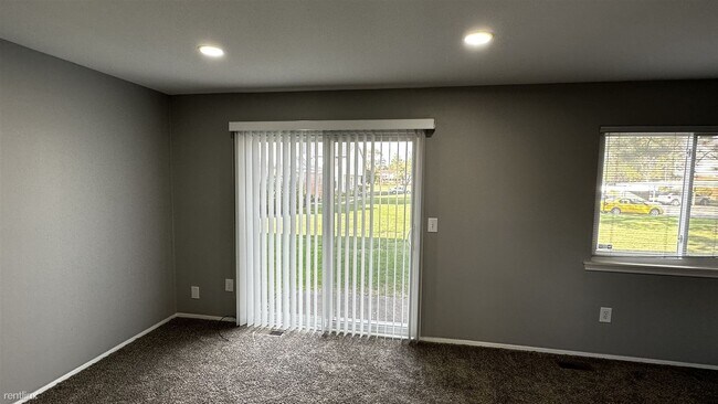 Building Photo - 2 br, 1.5 bath Condo - 2120 Orchard Crest St