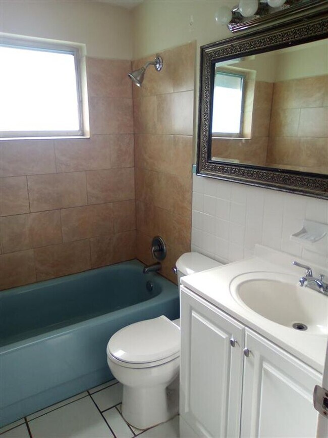 Foto del edificio - Charming Home with Exquisite Features Near...