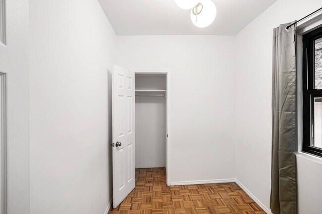 Foto del edificio - Twin room in 2-bed/1.0-bath Home
