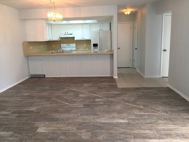 Foto del edificio - 1825 Sq Ft- 3 Bed/2Bath Duplex- All Applia...