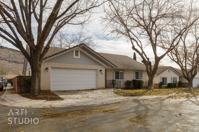 Building Photo - 4 Bedroom 2.5 Bath Home in Creekside Village