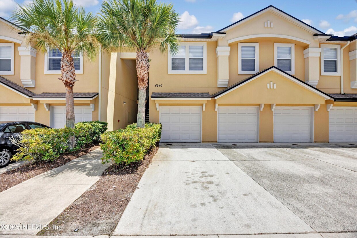 Foto principal - 4240 Migration Dr