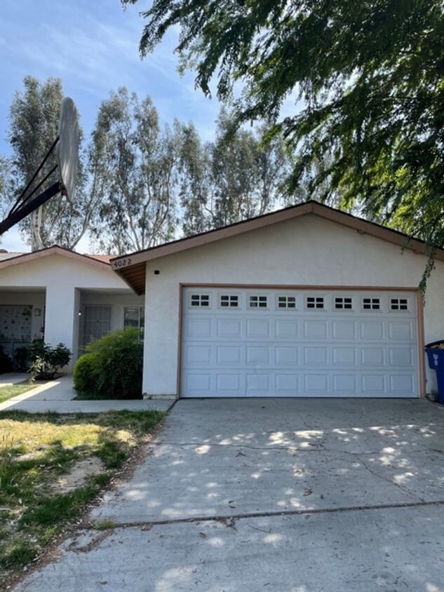 Primary Photo - Nice Bakersfield Home
