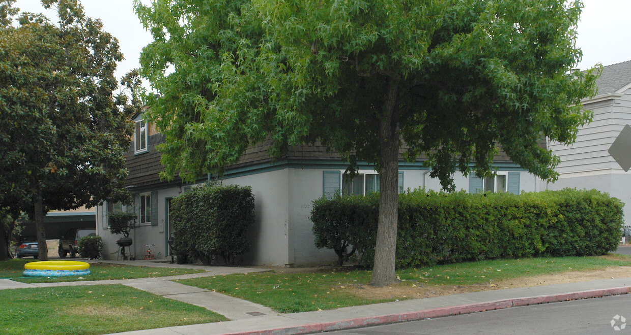 Primary Photo - 1732 Ross Circle