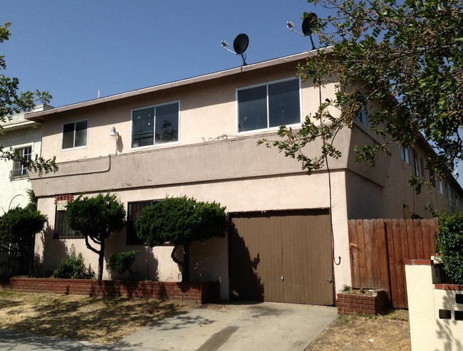 Building Photo - 1577 Pine Ave