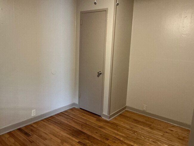 Building Photo - 2 Bed / 1 Bath Apartment for Rent - We have your next HOME ready!