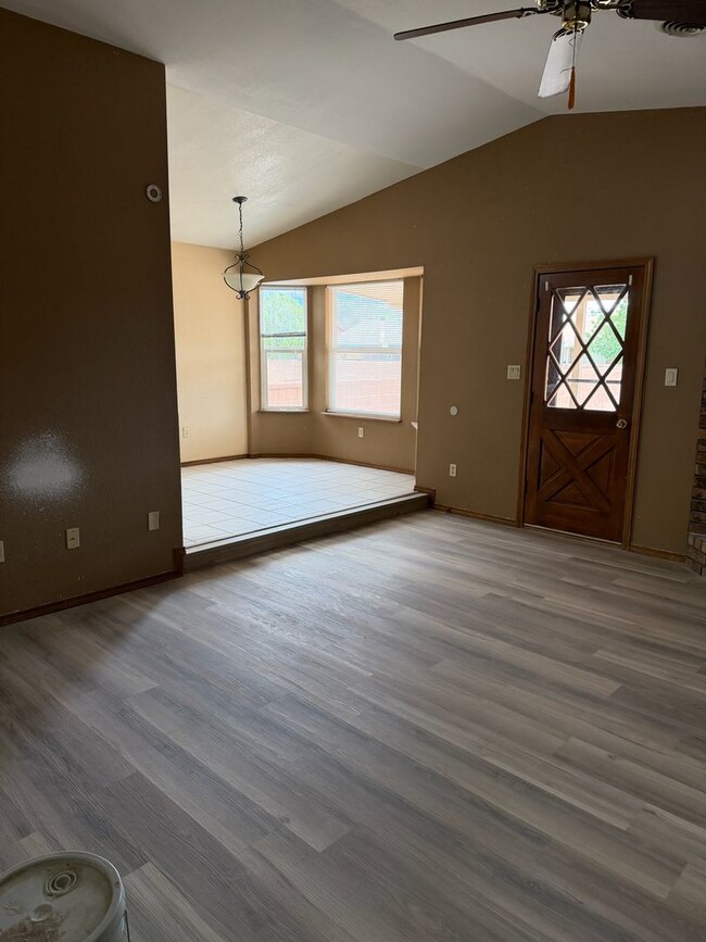 Building Photo - 5 Minutes to Holloman AFB - 5 Minutes to town