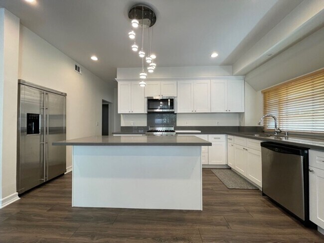 Foto del edificio - BEAUTIFUL 4 BEDROOM + 3 BATHROOM HOUSE IN SANTA CLARITA AVAILABLE NOW!