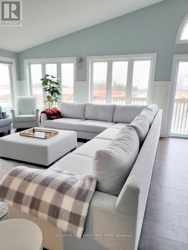 Building Photo - 153 Wellington Main St