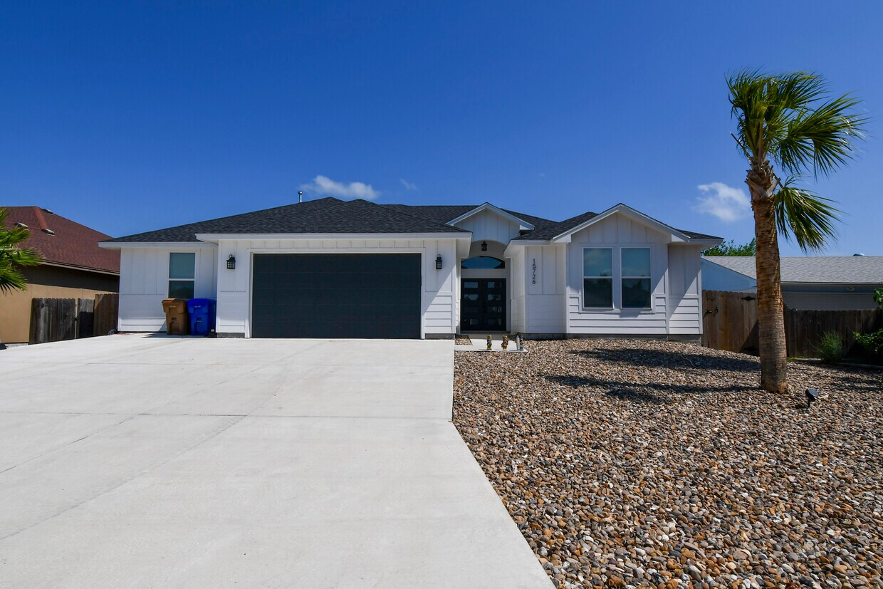 Primary Photo - 15726 Escapade St