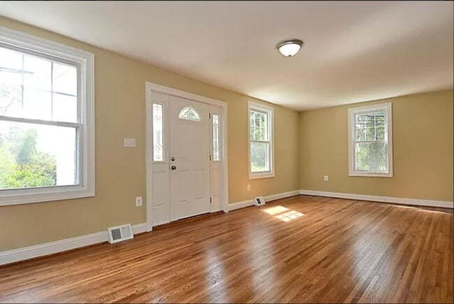 Building Photo - 4060 Saint Johns Ln