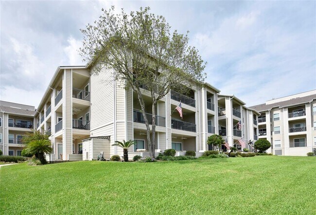 Foto del edificio - 12800 Melville Dr