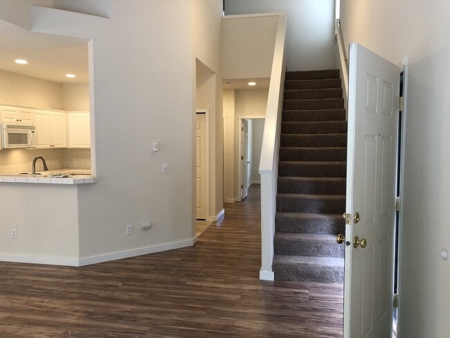 Foto del edificio - Beautiful Townhouse in Prime Tigard Locati...