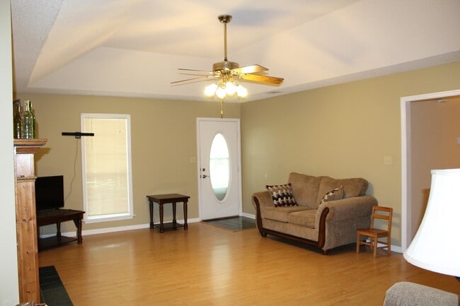 Building Photo - Exquisite 3BR/2BA Home Minutes from Moody AFB with Luxurious Features!