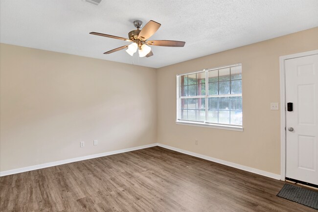 Building Photo - 4 Bed Home with Large Yard