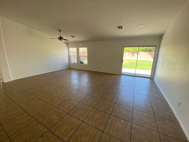 Foto del edificio - Beautiful one story home, 3 bedroom, 2 bat...