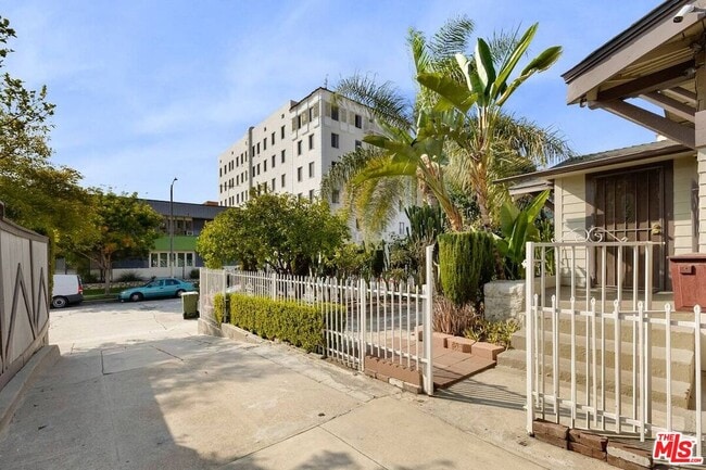 Building Photo - 810 S Gramercy Dr