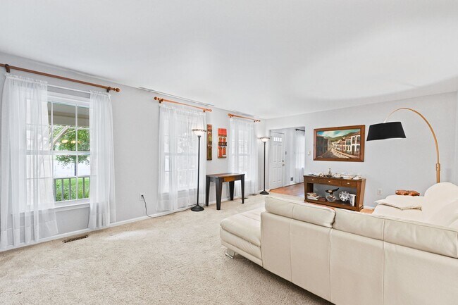 Building Photo - Great colonial on quarter acre lot! 9 Mont...