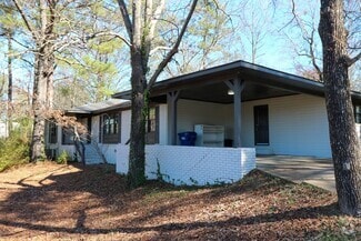 Building Photo - 1100 Martin St N