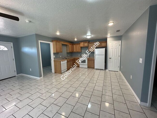 Building Photo - 2 Bedroom 2 Bathroom
