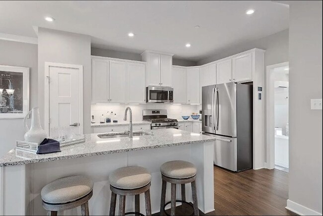 Building Photo - 408 Plaza Dr