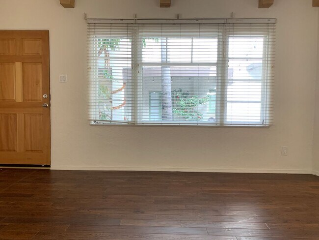 Foto del edificio - 2065 N Vermont Ave