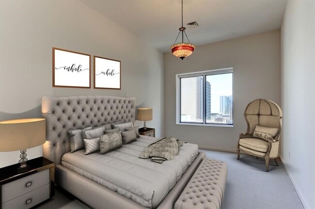 Building Photo - 914 Main St