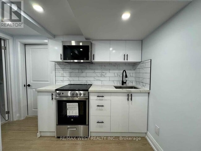Building Photo - 2401 Hemlock Ct