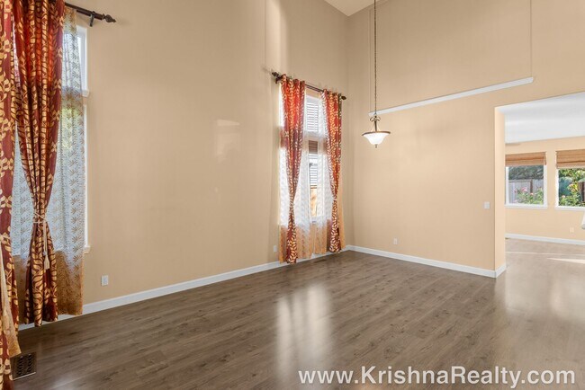 Foto del edificio - Beautiful 3 BD* 2.5 BA* + Office/Den Downs...
