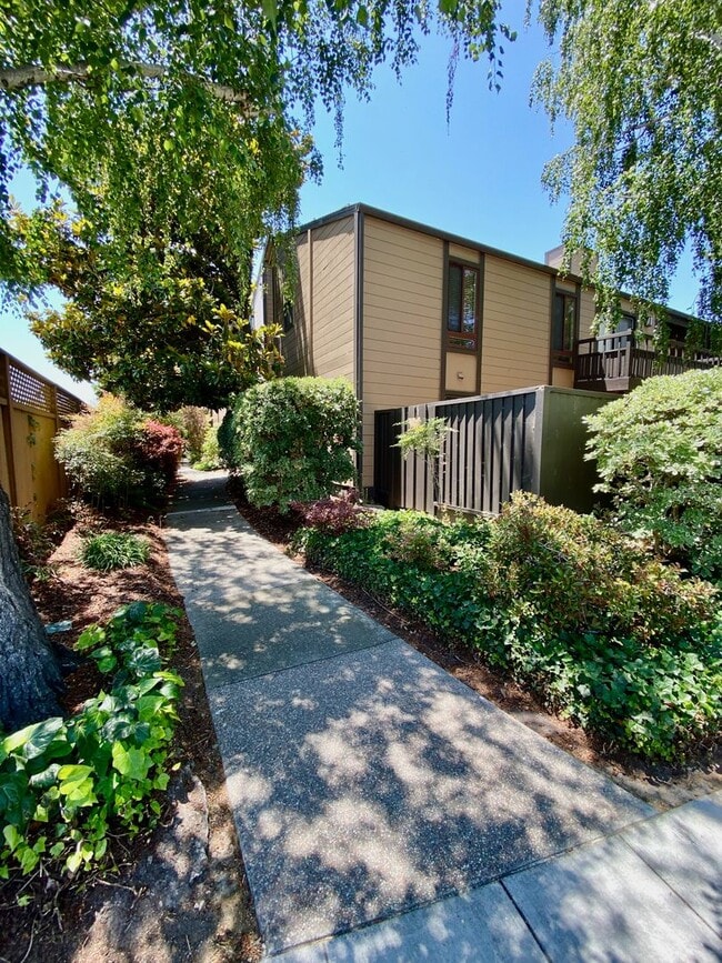 Building Photo - Private, Comfortable Downstairs Condo