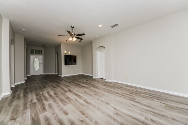 Building Photo - 6041 Spring Creek Ct