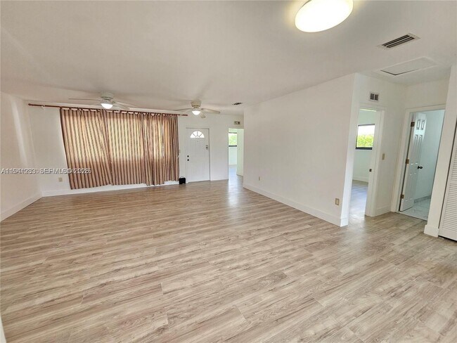 Foto del edificio - 7908 Granada Blvd