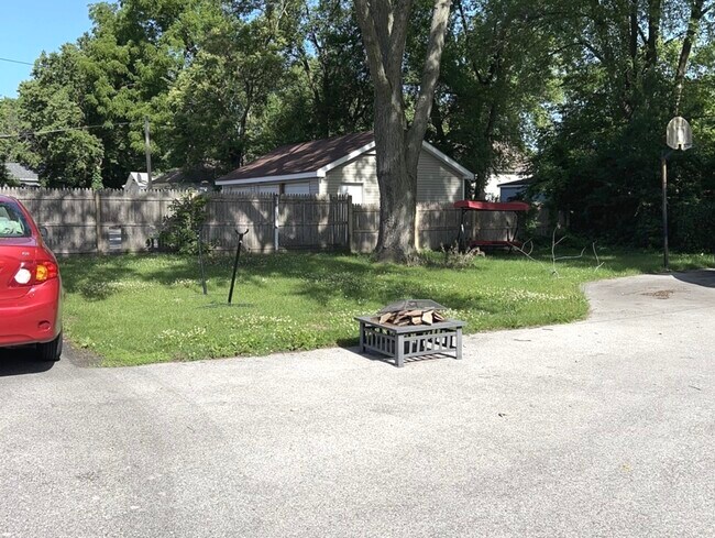 Building Photo - 450 Center Ave