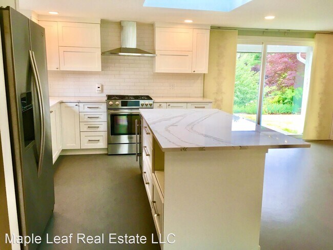 Foto del edificio - 2 br, 1 bath House - 14701 8th Ave NE