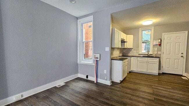 Building Photo - New Price!