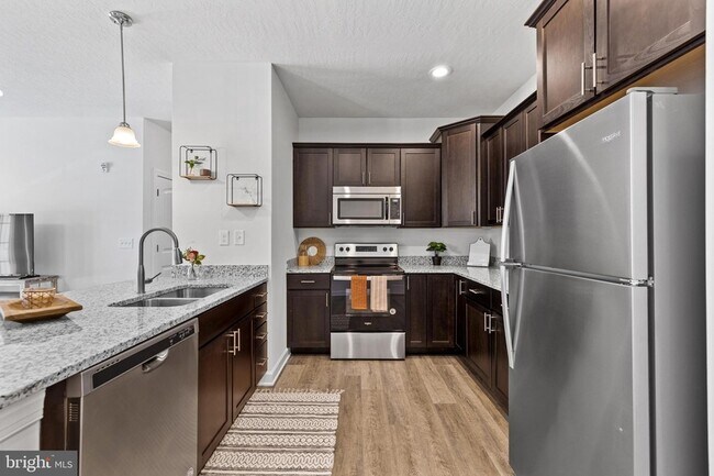 Foto del edificio - 3040 Larkwood Cir