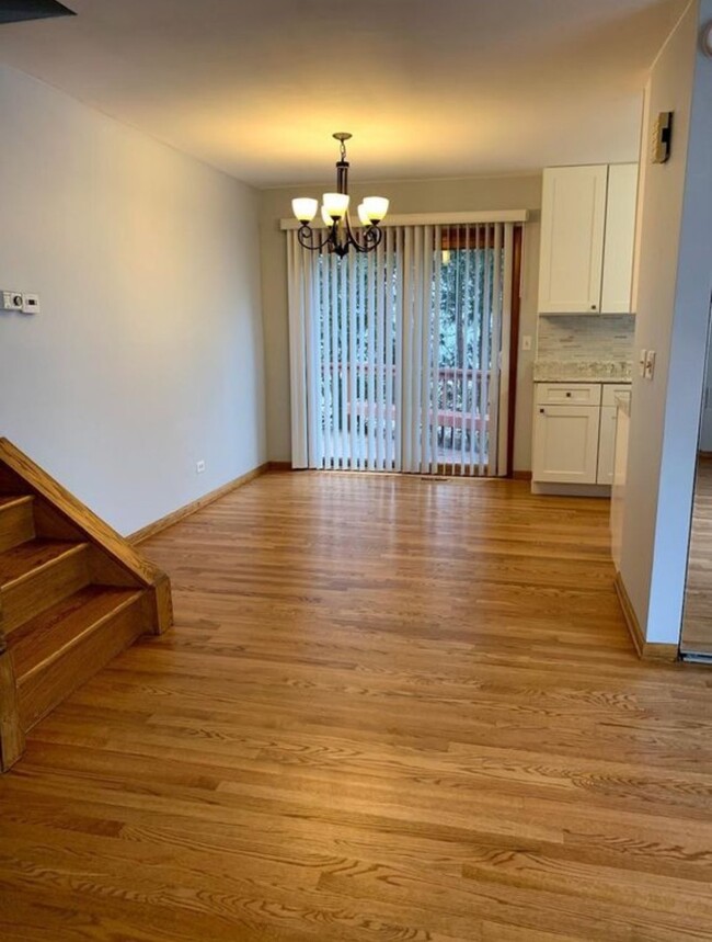 Building Photo - 5S731 Meadow Lake Ct