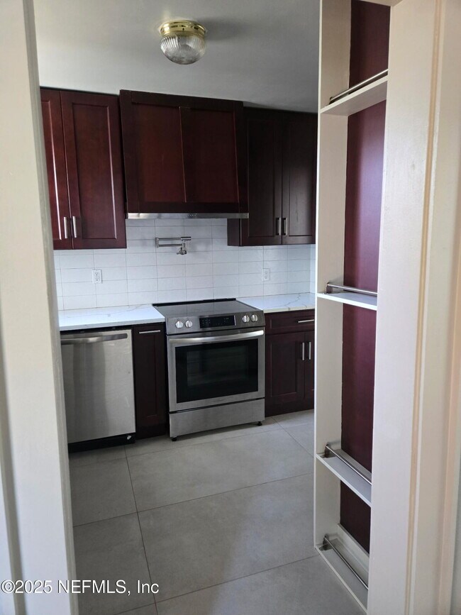 Foto del edificio - 537 W 17th St