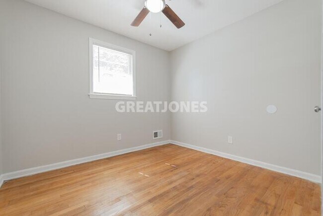 Building Photo - 121 Charleswood Dr