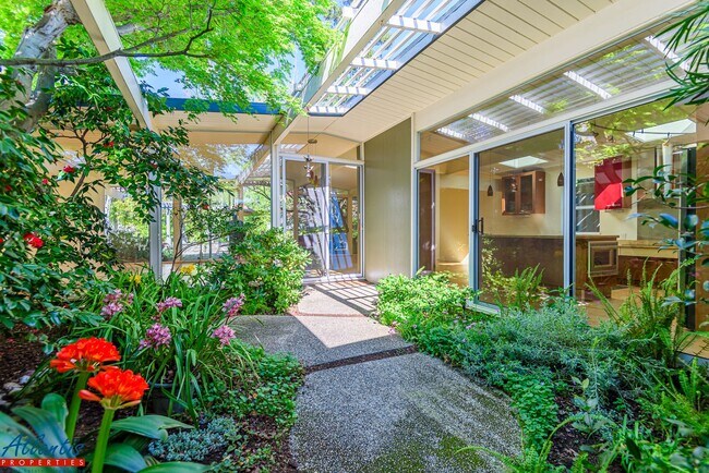 Foto del edificio - Gorgeous Eichler Home | Desirable Location