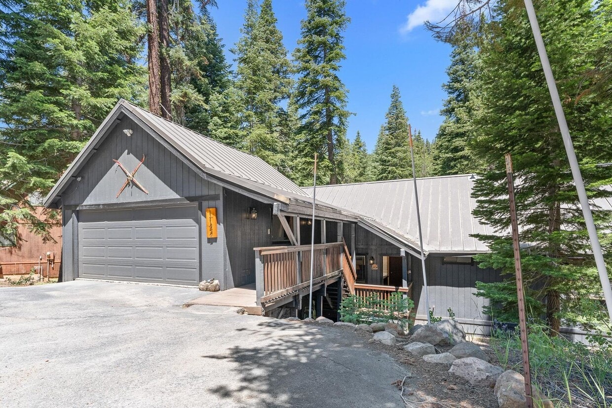 Primary Photo - SKI LEASE: Ranch Home with Garage & Gas Fi...