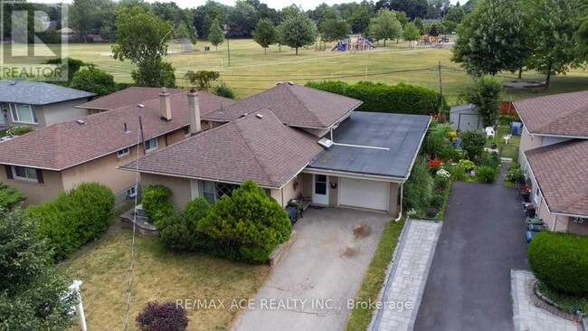 Building Photo - 27 Oakridge Dr