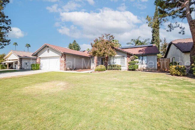 Foto del edificio - 4 Bedroom/2 Bath Home with a Pool and Sola...