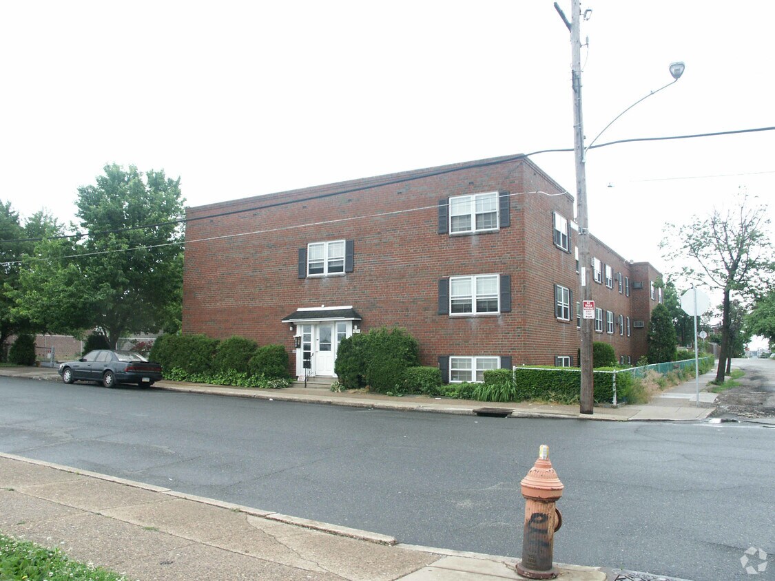 Vista de la calle desde el frente del edificio - Lycoming Flats