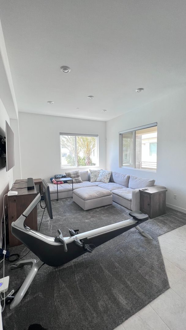 Building Photo - Beautiful furnished 4 bedroom Townhouse!