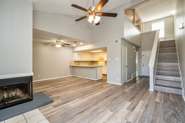 Building Photo - Fully Remodeled Townhome with Loft and Pri...