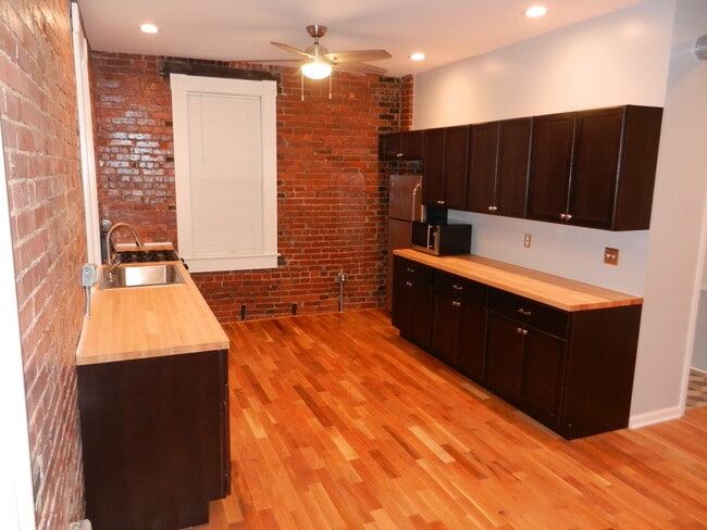 Full Kitchen - 657 Evergreen Rd