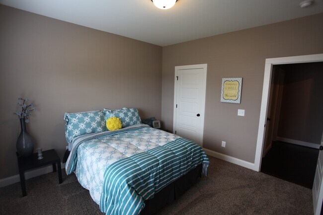 Building Photo - Overhill Court Available in March!