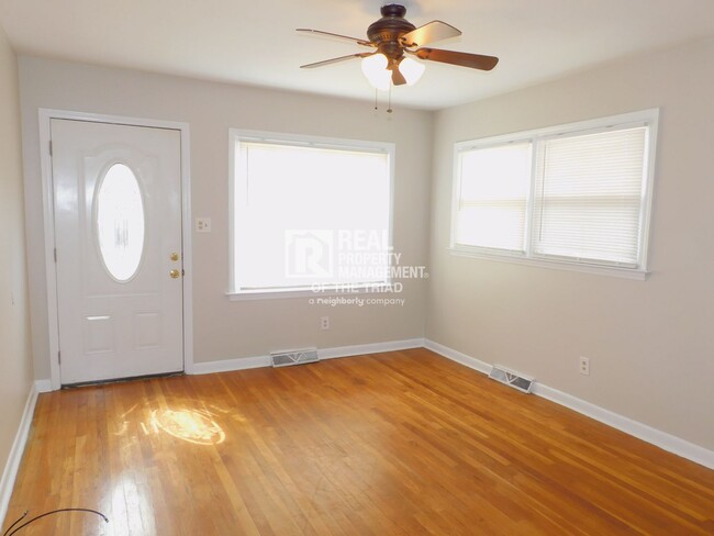 Foto del edificio - Attractive 3 BR / 1 BA Home with Fenced Ba...