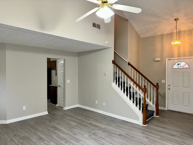 Foto del edificio - Open, Updated 3 Bed/2.5 Bath Home in Jones...